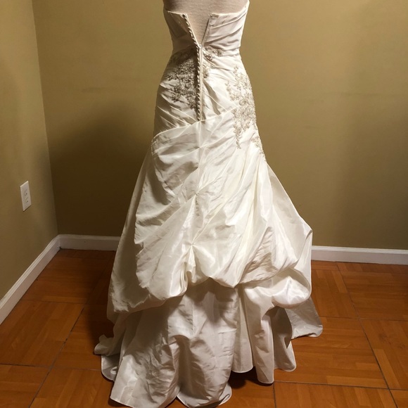 Ivory David’s bridal wedding gown 👰🏻 - Picture 3 of 8